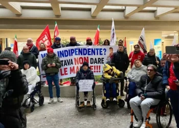 Vita indipendente, disabili incatenati davanti Regione Abruzzo