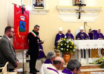 Dolore e commozione per l’addio a don Giuliano Manzi, parroco per mezzo secolo