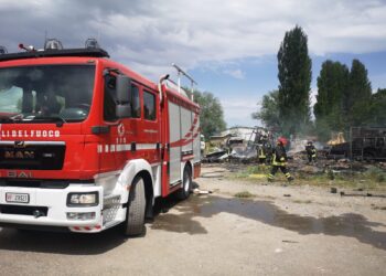 Violento incendio a Massa d’Albe, c’è un ferito: è gravemente ustionato