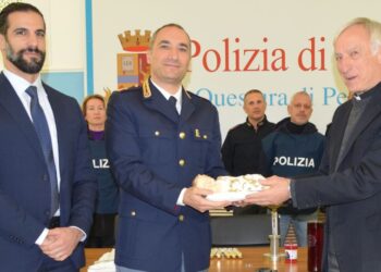 Ruba il bambinello dalla chiesa e lo mette su un mobile a casa sua: trovato dai poliziotti