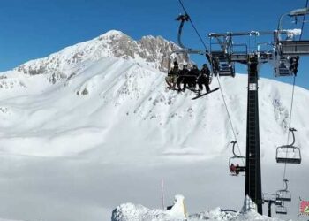 Vento forte a Campo Imperatore, chiusa la stazione sciistica: oltre mille sciatori bloccati sulle piste