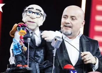 Il comico Andrea Fratellini presenta il suo show “Trop Secret”