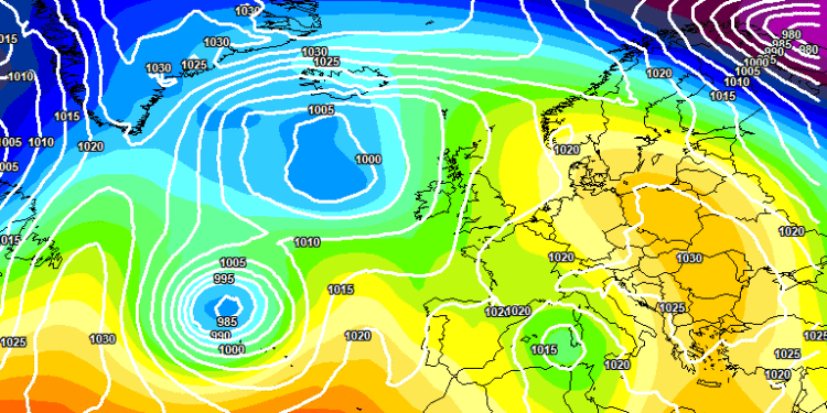 La situazione secondo il modello europeo ECMWF a 500 hpa prevista per le ore 13:00 di Domenica 19 Gennaio. Cielo nuvoloso lungo le aree centro orientali con dei fenomeni che oltre i 1300 m potranno essere a carattere nevoso.