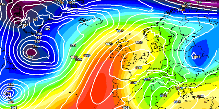 In figura la situazione a 500 hpa prevista dal modello europeo ECMWF, per Domenica 12, alle ore 13:00. Piogge e nevicate fino a bassa quota sull'Abruzzo. Tendenza ad un miglioramento sui settori occidentali tra il pomeriggio e la serata