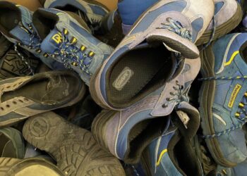 Poste Italiane ricicla le scarpe dei portalettere diventeranno pavimenti sicuri per gli asili italiani