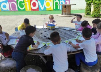 Mirtillo e la sicurezza: un viaggio fantastico per bambini preparati alle emergenze