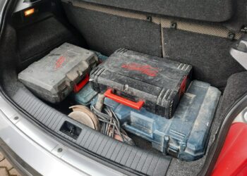 Non si fermano all’alt dei carabinieri, presi dopo l’inseguimento: in macchina arnesi da scasso