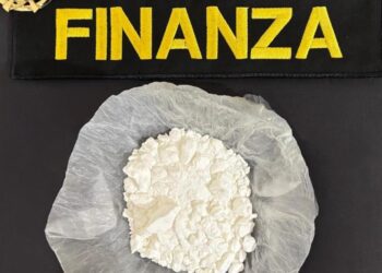 Fermato per un controllo, i finanzieri gli trovano cocaina in tasca: per un valore di 10mila euro