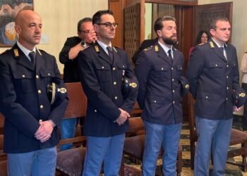 Incendio in un palazzo, riconoscimento del Comune ai poliziotti intervenuti: “per lo straordinario impegno e il coraggio”