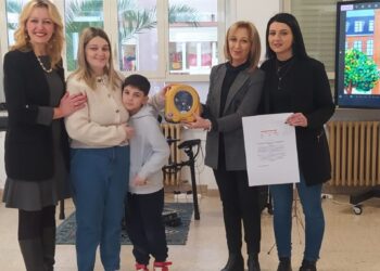 L’associazione “Cromosoma della felicità” dona un defibrillatore alla scuola Foscolo