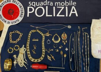 Si fingono suoi conoscenti e adescano una 90enne al supermercato per derubarla: 4 arresti