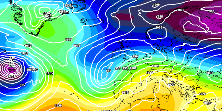 La situazione secondo il modello americano GFS, vede questa situazione per le ore 13:00 di Domenica 5 Gennaio, come tuttavia anche l'europeo ECMWF. In Abruzzo, condizioni di tempo discreto con il cielo generalmente poco nuvoloso e temperature in leggero aumento specie sui versanti orientali