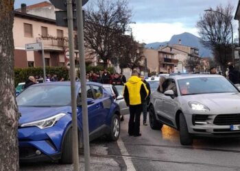 Folle fuga dai carabinieri nel centro della città, un arresto e 2 denunce: arnesi da scasso in auto
