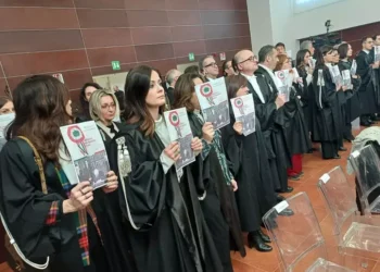 Clamorosa protesta dei magistrati All’Aquila: si alzano con in mano la Costituzione quando parla l’inviato del ministro