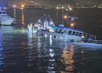 Peschereccio urta gli scogli e affonda: salvi i 3 marinai abruzzesi che erano a bordo