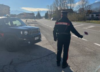 Pensionato e pusher: è agli arresti domiciliari ma se ne va in giro a spacciare, denunciato 74enne