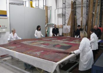 Dopo 16 anni dal terremoto del 2009 torna a casa il Gonfalone aquilano con i Santi protettori