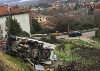 Camion dei rifiuti finisce nella scarpata e si blocca a ridosso di una casa