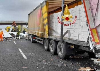 Paura sull’autostrada A24, Tir perde improvvisamente carico tra Tornimparte e Valle del Salto