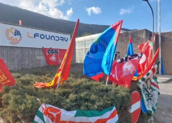 Sit-in di protesta fuori dai cancelli di LFoundry, i sindacati: non c’è più tempo da perdere, riapriamo il tavolo nazionale