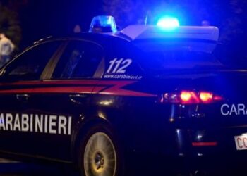 Movida violenta: lancia sassi contro auto e passanti in centro (V1deo)