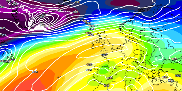 A 500 hpa, secondo il modello europeo ECMWF la situazione vede delle correnti da est sud est lungo l'Italia. Sull'Abruzzo, cielo nuvoloso con la possibilità di rovesci a tratti sparsi a tratti più organizzati, con delle nevicate oltre i 1400 m circa