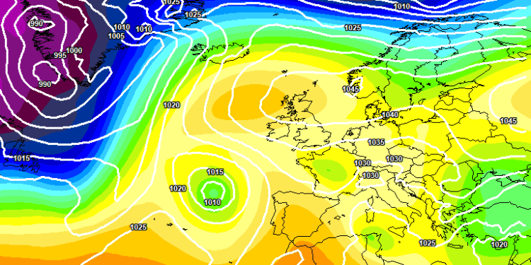 La situazione a 500 hpa prevista dal modello europeo ECMWF per le ore 13:00 di Domenica 9 Febbraio. Sull'Abruzzo spiccata variabilità con degli addensamenti più cospicui verso levante e con scarse occasioni per dei fenomeni