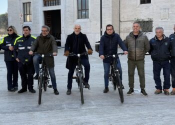 Pescara lancia il progetto Ecomobility Point: parte il noleggio gratuito di dieci bici elettriche