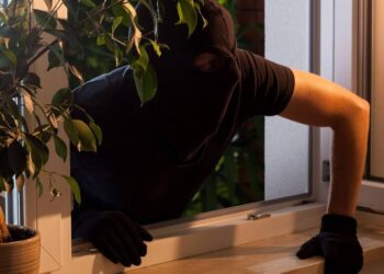 Rientra a casa e sorprende un ladro in fuga: paura per la nipote del sindaco