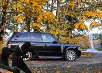 La banda delle Land Rover colpisce ancora, rubate altre tre auto di lusso nella notte