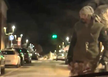 Movida violenta: lancia sassi contro auto e passanti in centro (V1deo)