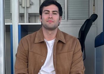 L’attore abruzzese Manul Gallese interpreta Riccardo nella fiction Le Onde del Passato