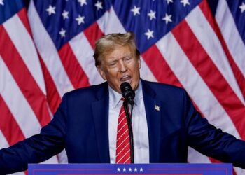 Scontro nello studio ovale, Trump minaccia Zelensky: “Stai giocando con la terza guerra mondiale”