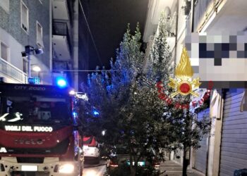 Va a fuoco un appartamento, evacuato un condominio: paura tra i residenti