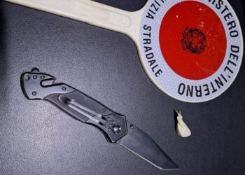 Fugge all’alt della polizia, trovato in possesso di droga e di un coltello