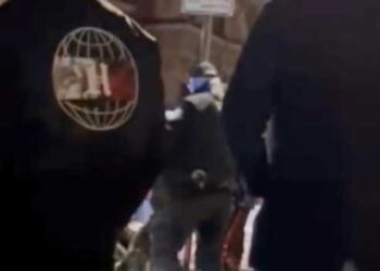 Sassi e bottiglie contro auto e ristoranti, ovazione social per l’uomo che ha fermato lo straniero (V1DEO)