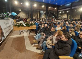 Folla per l’ultimo saluto a Mattia, dura denuncia della sorella alle istituzioni sociosanitarie