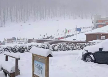 Nevica in Alto Sangro, rallentamenti sulla Statale 17, a Roccaraso 4 bus