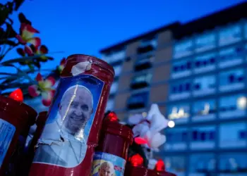 Cresce la speranza: le condizioni di Papa Francesco migliorano