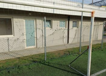 Vandali in azione in due parchi di Pescara: scritte, vetri rotti e reti danneggiate (fotogallery)