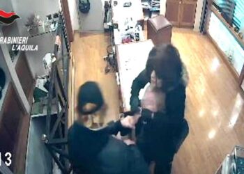 Rapina alla gioielleria Quaranta, lo stratagemma di uno dei malviventi: si era travestito da donna