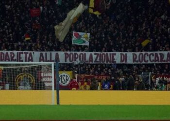 Roccaraso libera e solidarietà agli abitanti di Roccaraso, in curva Sud gli striscioni sfottò pro Abruzzo