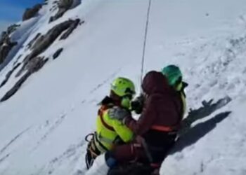 Scialpinista cade lungo il canale: salvata dal Soccorso Alpino con l’elicottero