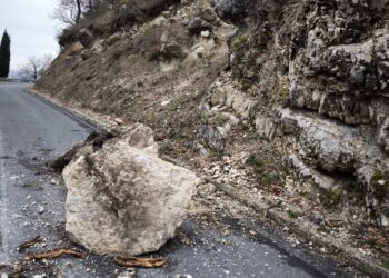Paura a Raiano, cadono massi sulla strada: sopralluogo dei tecnici della Provincia dell’Aquila
