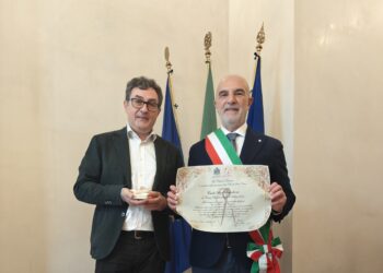 Il sindaco di Pescara consegna il Delfino d’Oro al cardiochirurgo pediatrico Carlo Pace Napoleone
