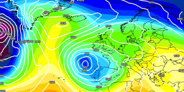 Ecco la situazione a 500 hpa vista dal modello europeo ECMWF, che vede l'inizio di un guasto delle condizioni meteo sul nord e delle intense correnti da sud. In Abruzzo, cielo tra poco nuvoloso con degli addensamenti nel pomeriggio e temperature in aumento