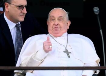 Papa Francesco dimesso, saluto e benedizione alla folla: “Grazie a tutti”