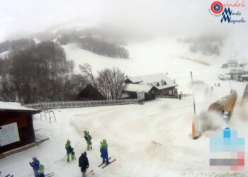 La neve di marzo imbianca le montagne abruzzesi, si scia a Ovindoli, chiuso Campo Imperatore