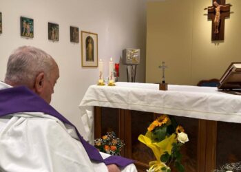 La prima foto di Papa Francesco dal momento del ricovero: ha concelebrato Messa nella cappellina del Gemelli