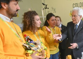 Coldiretti, due giovani abruzzesi donano a Mattarella un cesto made in Italy